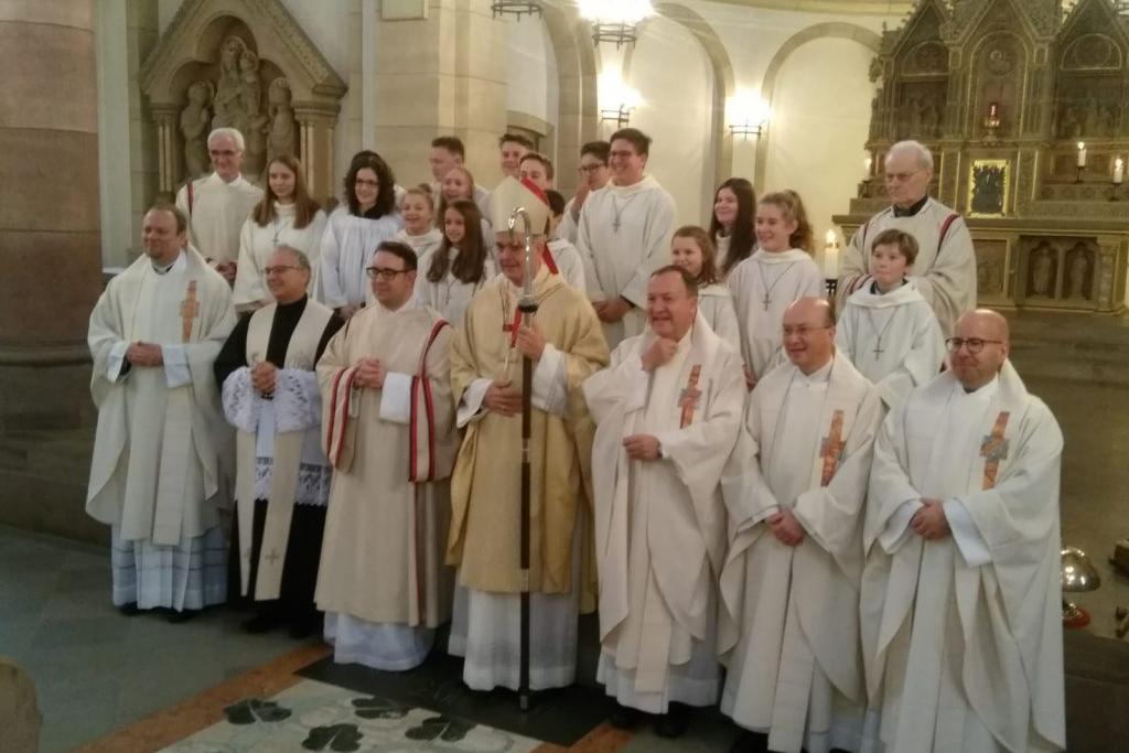 Sebastian Kühn und Weihbischof Jörg Michael Peters mit den Ministranten und Konzelebranten