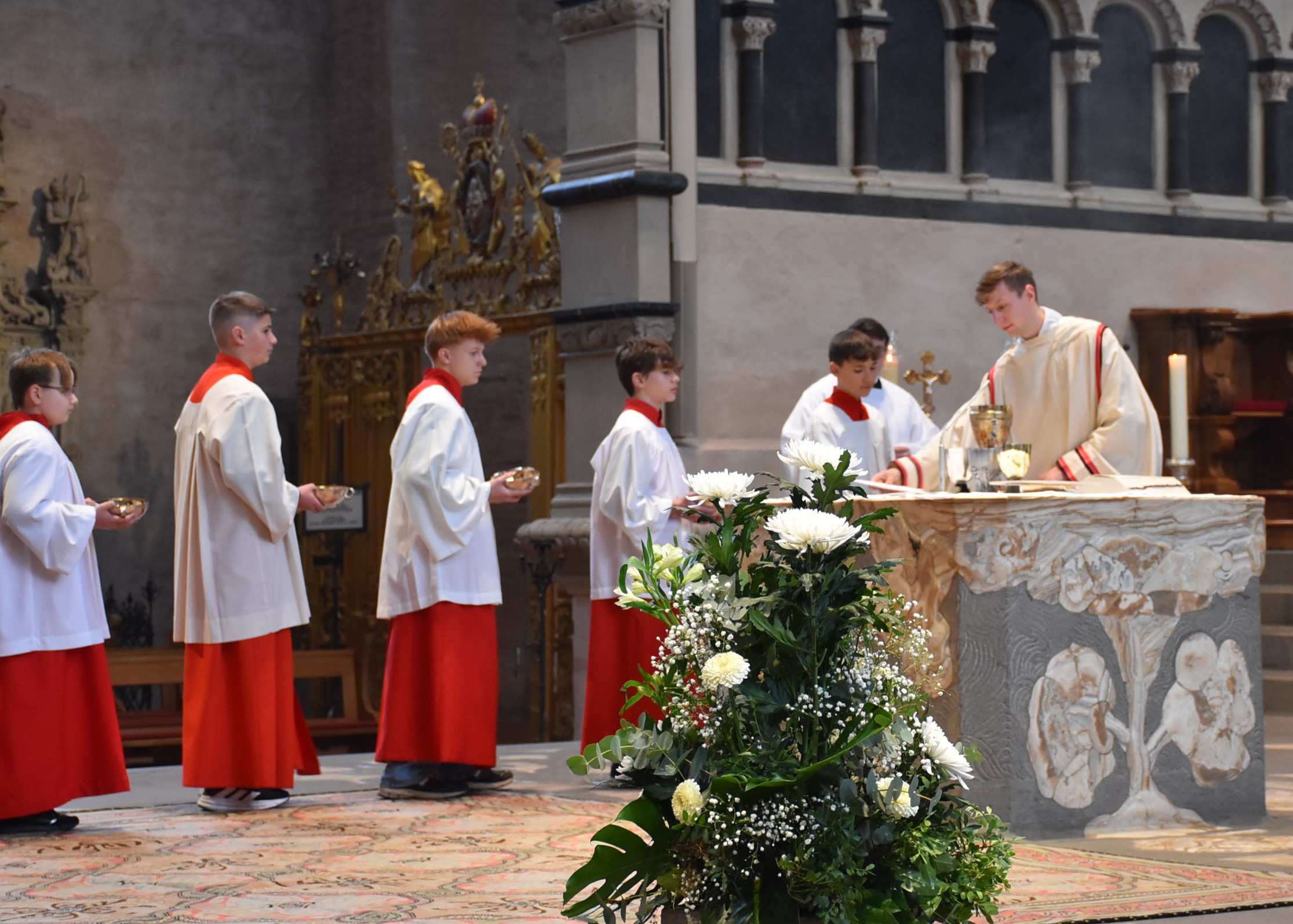 Messdiener bringen Gaben zum Altar (c) Christine Cüppers/Paulinus Messdiener bringen Gaben zum Altar