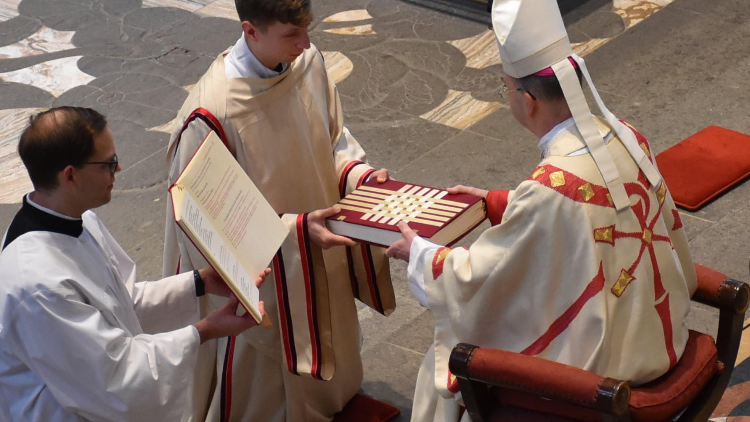 Übergabe des Evangeliars