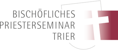 Man sieht ein weißes Kreuz auf rotem Grund, dahinter ein Umriss eines Wappens. Daneben der Text Bischöfliches Priesterseminar Trier