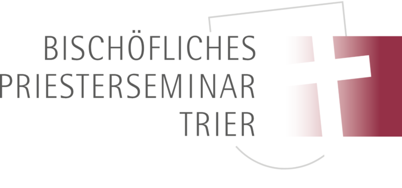 Man sieht ein weißes Kreuz auf rotem Grund, dahinter ein Umriss eines Wappens. Daneben der Text Bischöfliches Priesterseminar Trier