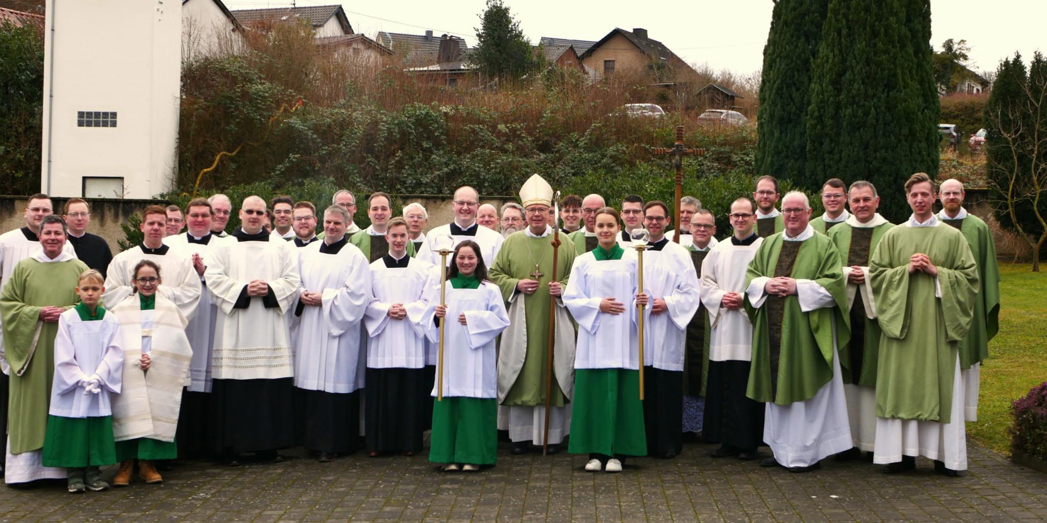 Zu sehen ist ein Gruppenbild der neu beauftragten und unter die Weihekandidaten aufgenommenen Seminaristen, gemeinsam mit Bischof Dr. Stephan Ackermann, den Konzelebranten und Messdienern. (c) Luzia Thielen Zu sehen ist ein Gruppenbild der neu beauftragten und unter die Weihekandidaten aufgenommenen Seminaristen, gemeinsam mit Bischof Dr. Stephan Ackermann, den Konzelebranten und Messdienern.
