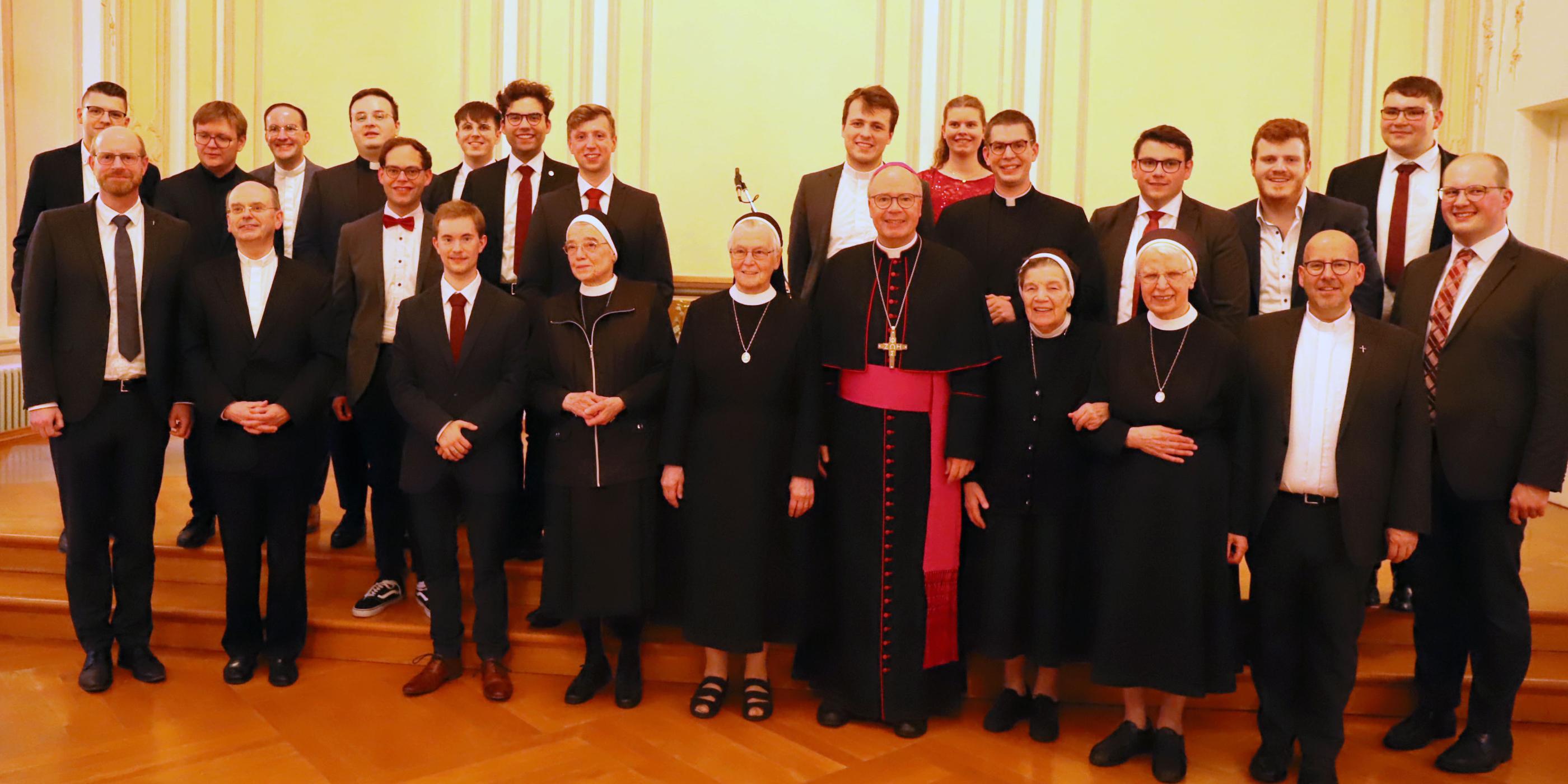 Zu sehen ist ein Gruppenfoto: Auf der Bühne der Promotionsaula steht Bischof Dr. Stephan Ackermann, gemeinsam mit den Schwestern, Regens Oliver Laufer-Schmitt, den Seminaristen und Felixianern. (c) Judith Rupp/Bistum Trier Zu sehen ist ein Gruppenfoto: Auf der Bühne der Promotionsaula steht Bischof Dr. Stephan Ackermann, gemeinsam mit den Schwestern, Regens Oliver Laufer-Schmitt, den Seminaristen und Felixianern.