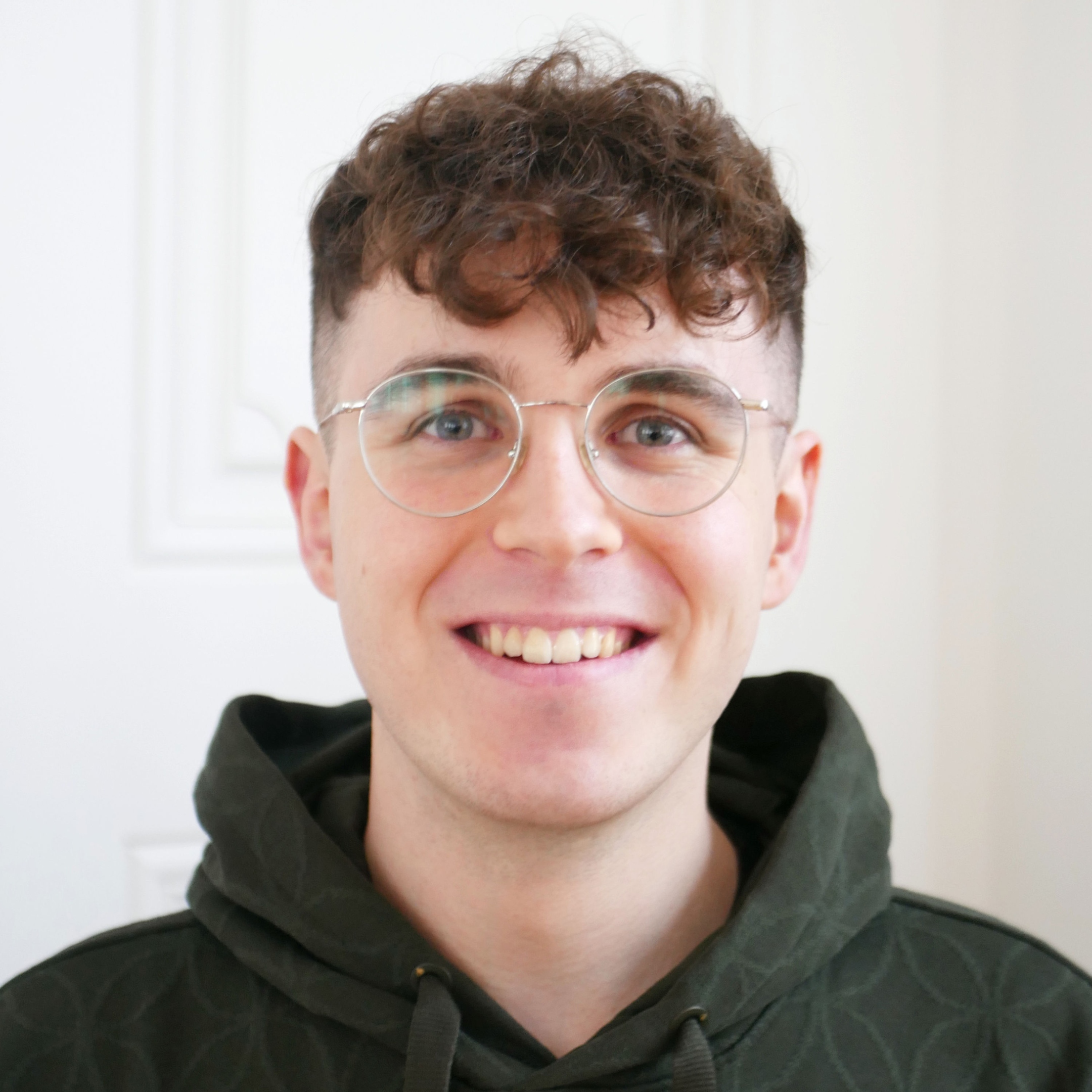 Portraitfoto von Lars Felix Reiplinger mit weißem Hintergrund.