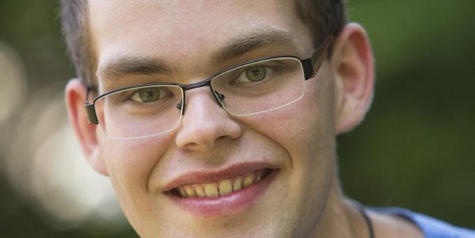 Portraitfoto von Mathias Kremer, vor einem grünen, unscharfen Hintergrund. (c) Bischoefliches Priesterseminar Trier Portraitfoto von Mathias Kremer, vor einem grünen, unscharfen Hintergrund.