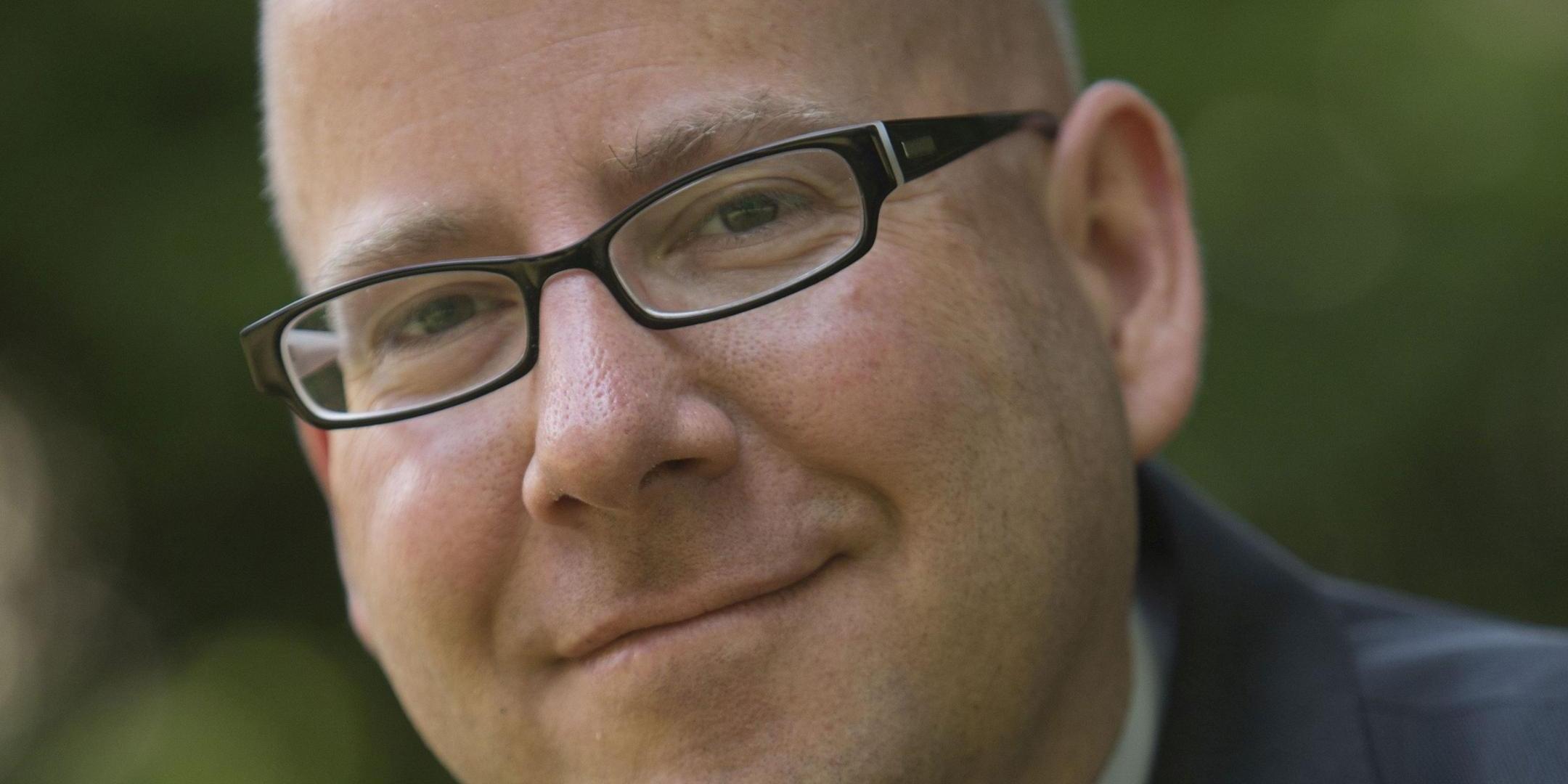 Portraitfoto von Oliver Laufer-Schmitt vor einem grünen, unscharfen Hintergrund. (c) Privat Portraitfoto von Oliver Laufer-Schmitt vor einem grünen, unscharfen Hintergrund.