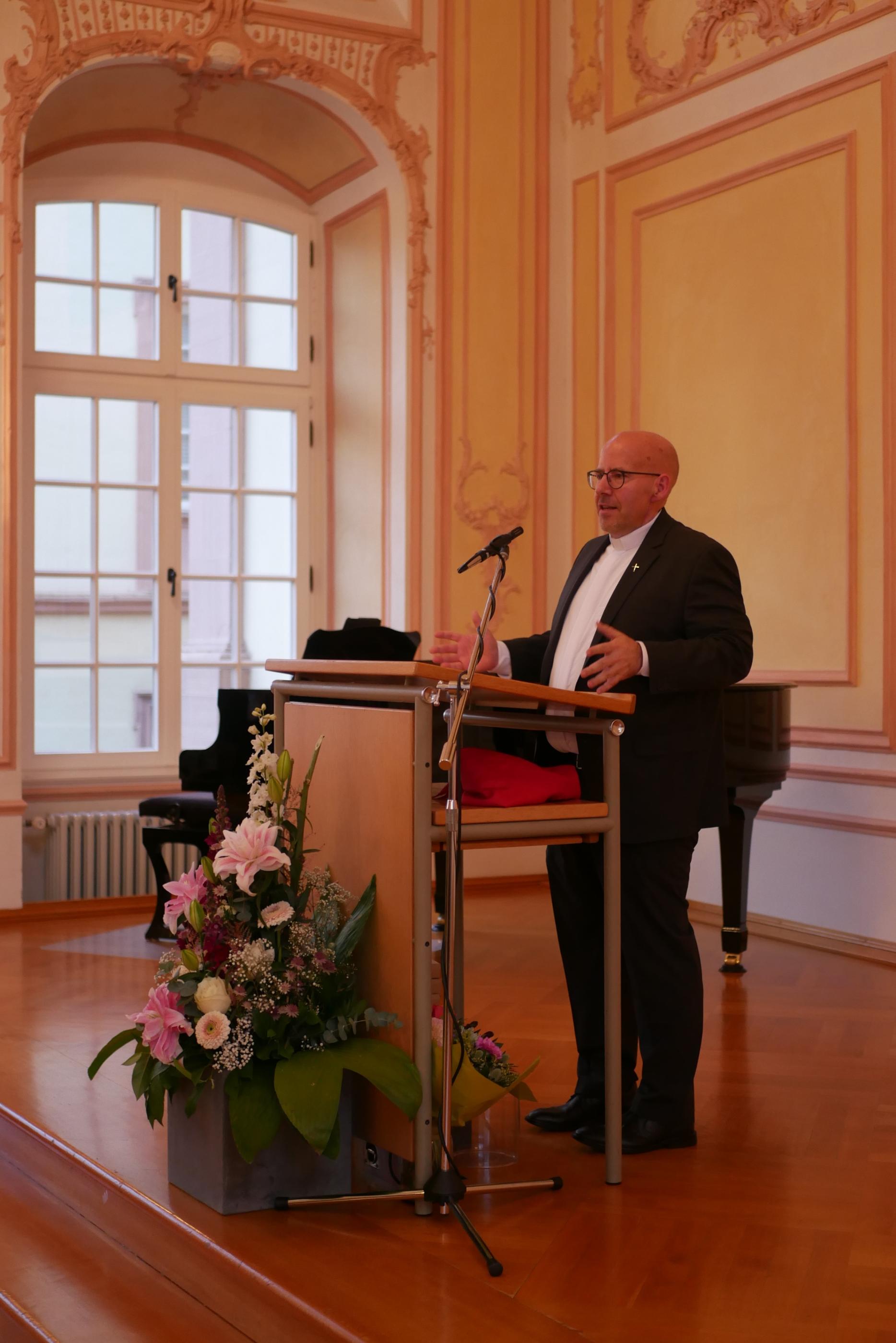 Regens Oliver Laufer-Schmitt steht am Rednerpult in der Promotionsaula. (c) Lars Felix Reiplinger Regens Oliver Laufer-Schmitt steht am Rednerpult in der Promotionsaula.
