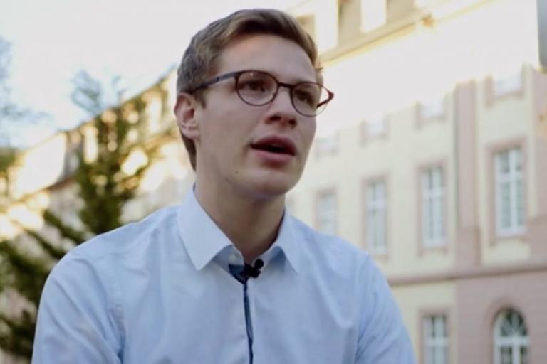 Portraitfoto von Patric Schützeichel. Im Hintergrund das Clementinum.