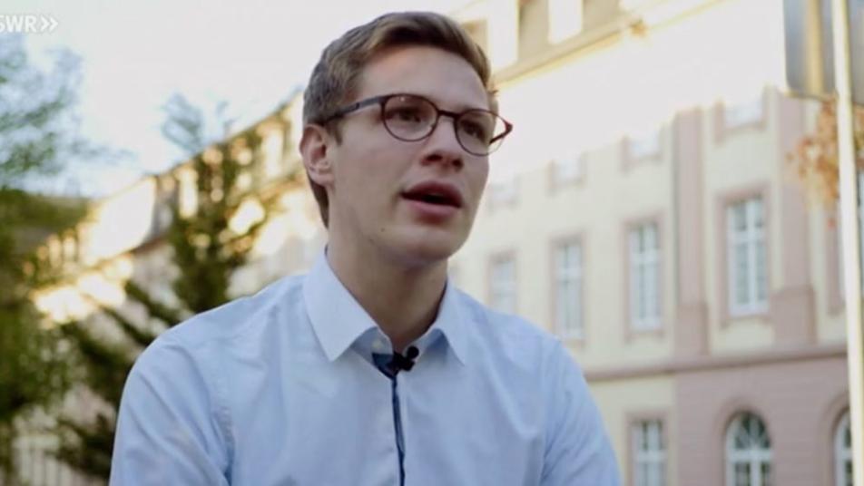 Portraitfoto von Patric Schützeichel. Im Hintergrund das Clementinum.