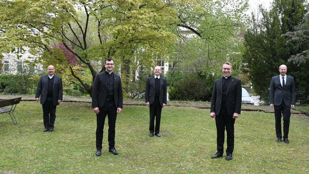 Subregens Oliver Laufer-Schmitt, Stephan Schmidt, Regens Weihbischof Robert Brahm, Christian Kossmann, Spiritual Jan Lehmann (v.l.n.r.)