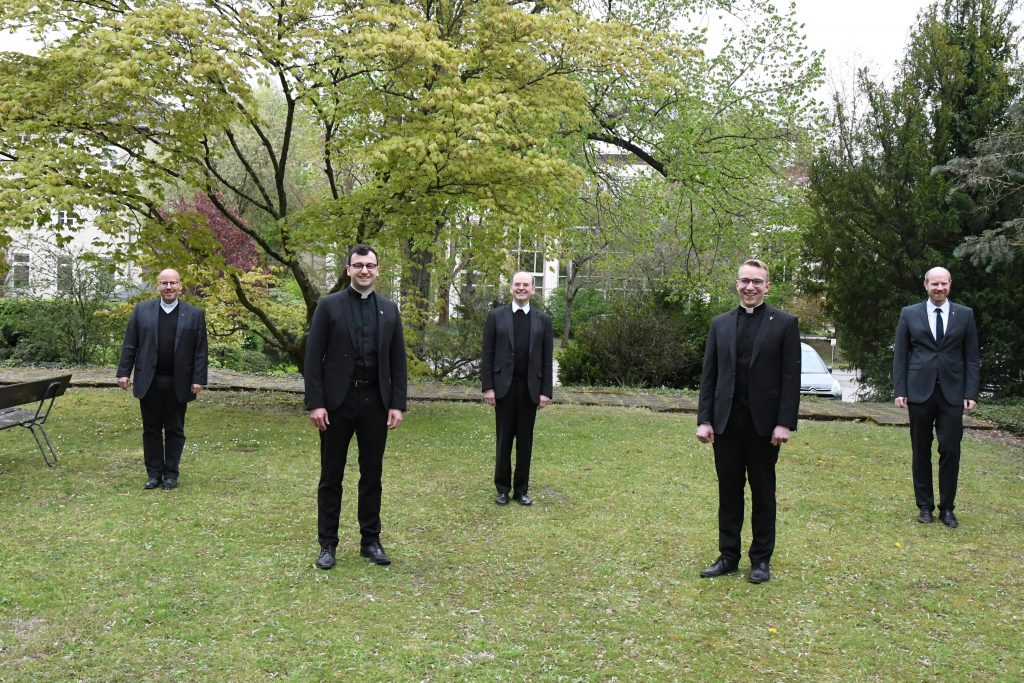 Subregens Oliver Laufer-Schmitt, Stephan Schmidt, Regens Weihbischof Robert Brahm, Christian Kossmann, Spiritual Jan Lehmann (v.l.n.r.)