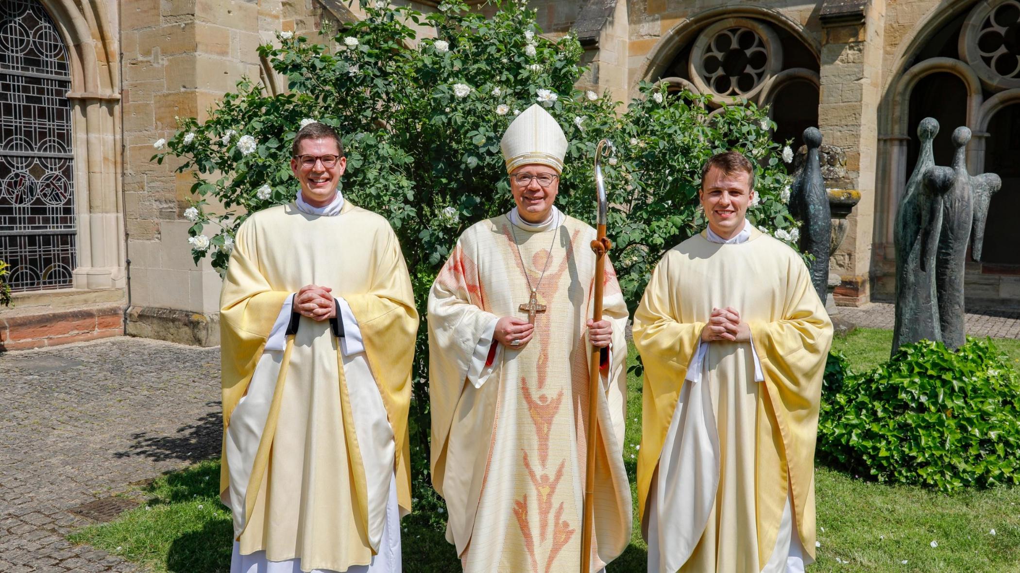 Bischof Ackermann mit den Neupriestern Johannes Cavelius (li.) und Mathieu Valet (re.)