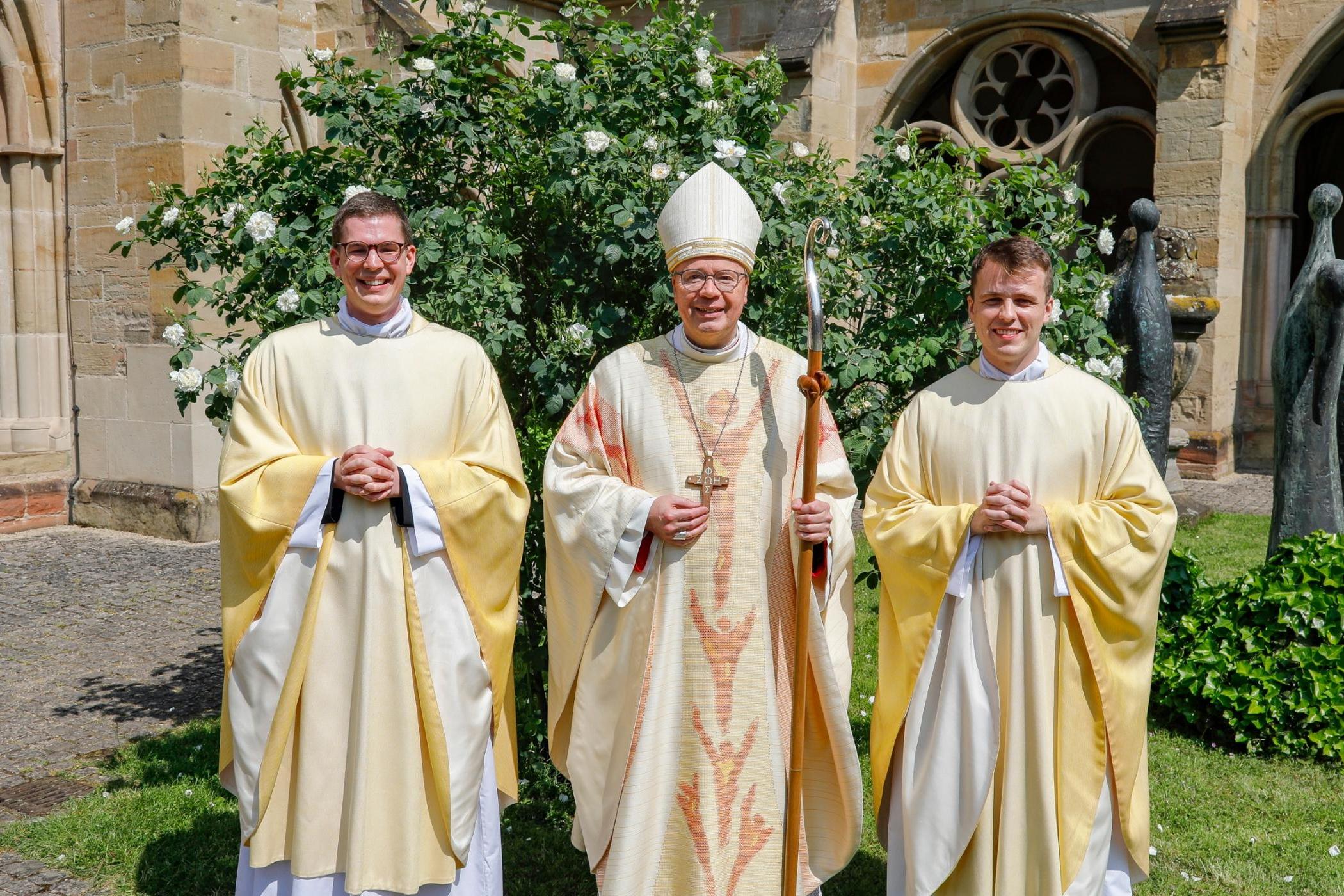 Bischof Ackermann mit den Neupriestern Johannes Cavelius (li.) und Mathieu Valet (re.)
