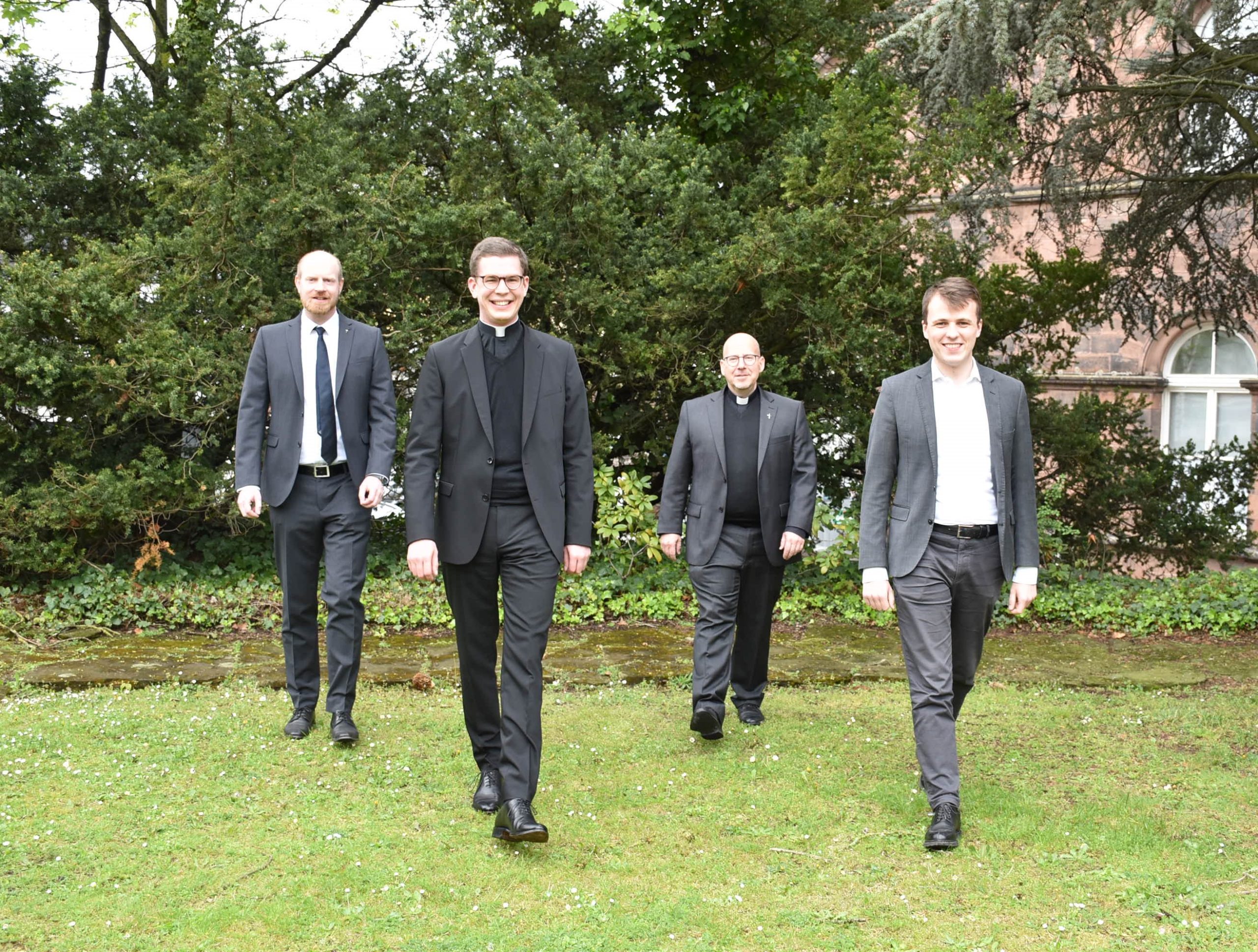 Die beiden Weihekandidaten zusammen mit Spiritual Jan Lehmann (li.) und Regens Oliver Laufer-Schmitt (2.v.r.)