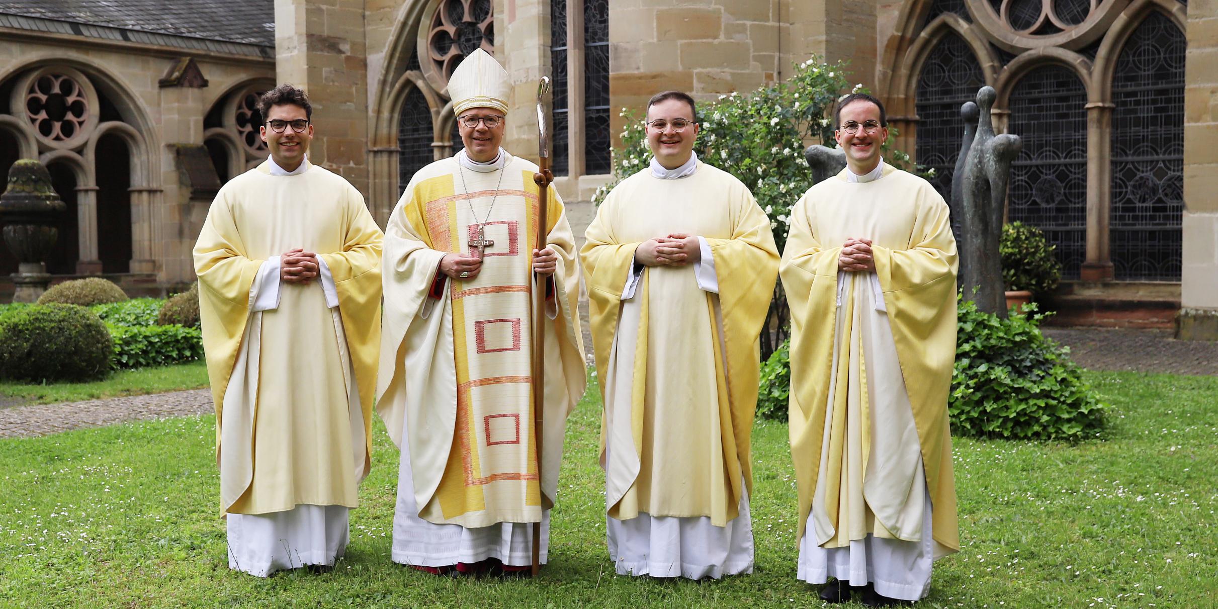 Die drei Neupriester zusammen mit Bischof Ackermann Christian Jager, Bischof Dr. Stephan Ackermann, Adrian Sasmaz, Jens Bauer (vlnr.)