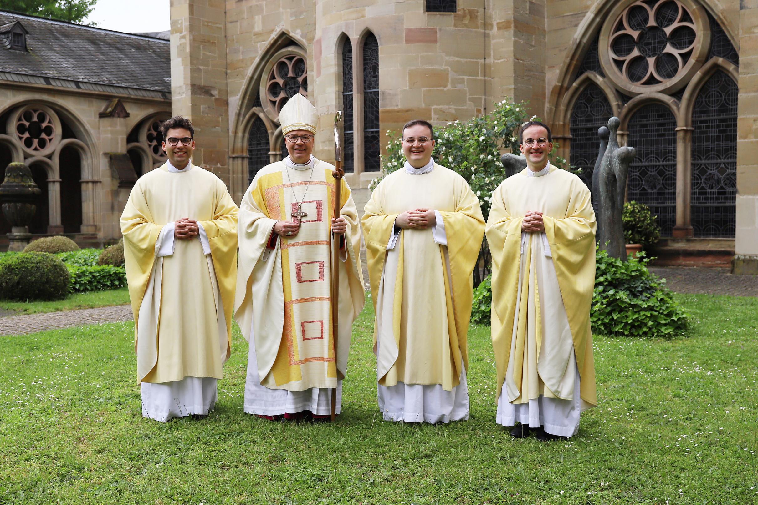 Die drei Neupriester zusammen mit Bischof Ackermann Christian Jager, Bischof Dr. Stephan Ackermann, Adrian Sasmaz, Jens Bauer (vlnr.)
