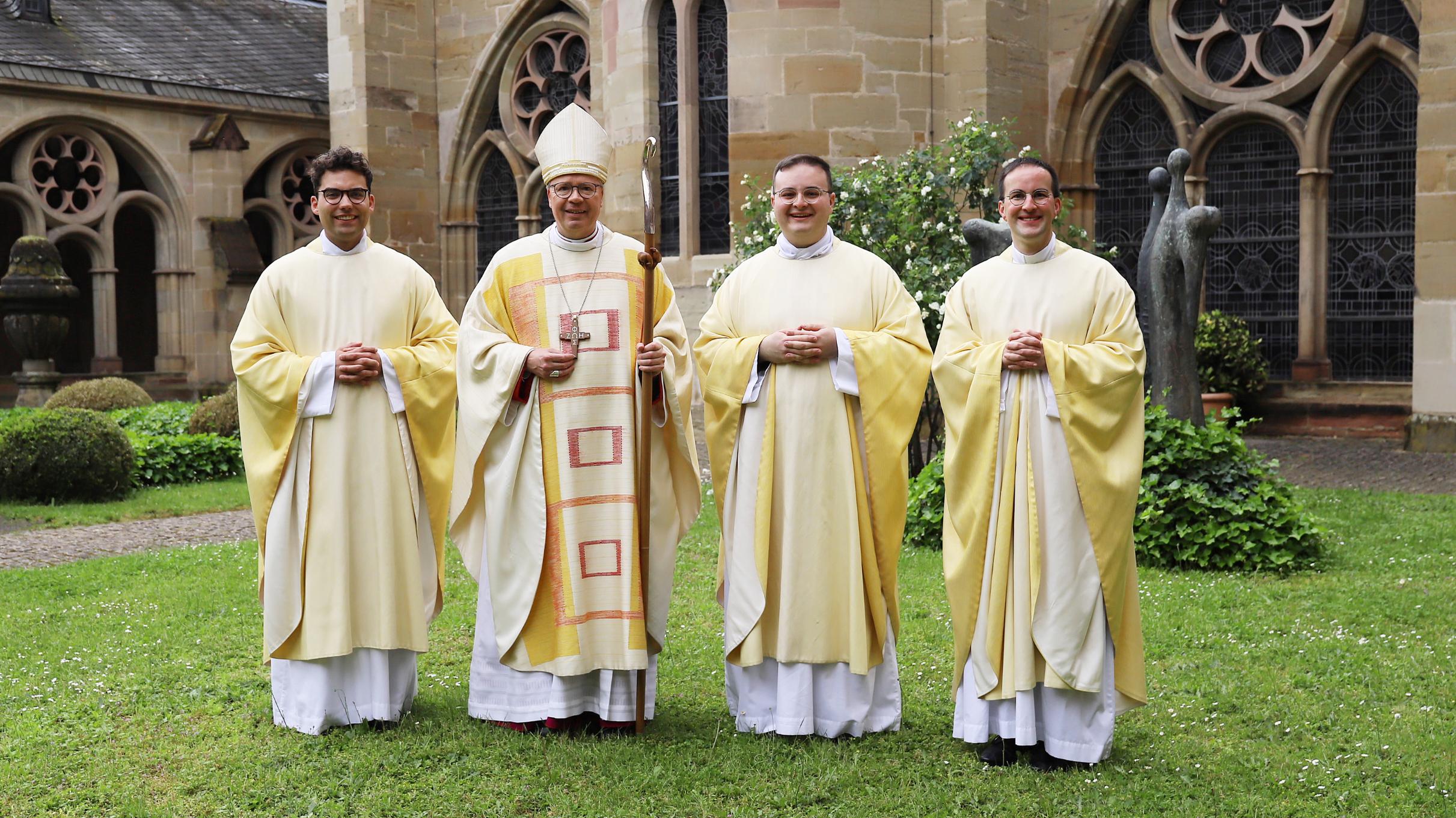 Die drei Neupriester zusammen mit Bischof Ackermann Christian Jager, Bischof Dr. Stephan Ackermann, Adrian Sasmaz, Jens Bauer (vlnr.)