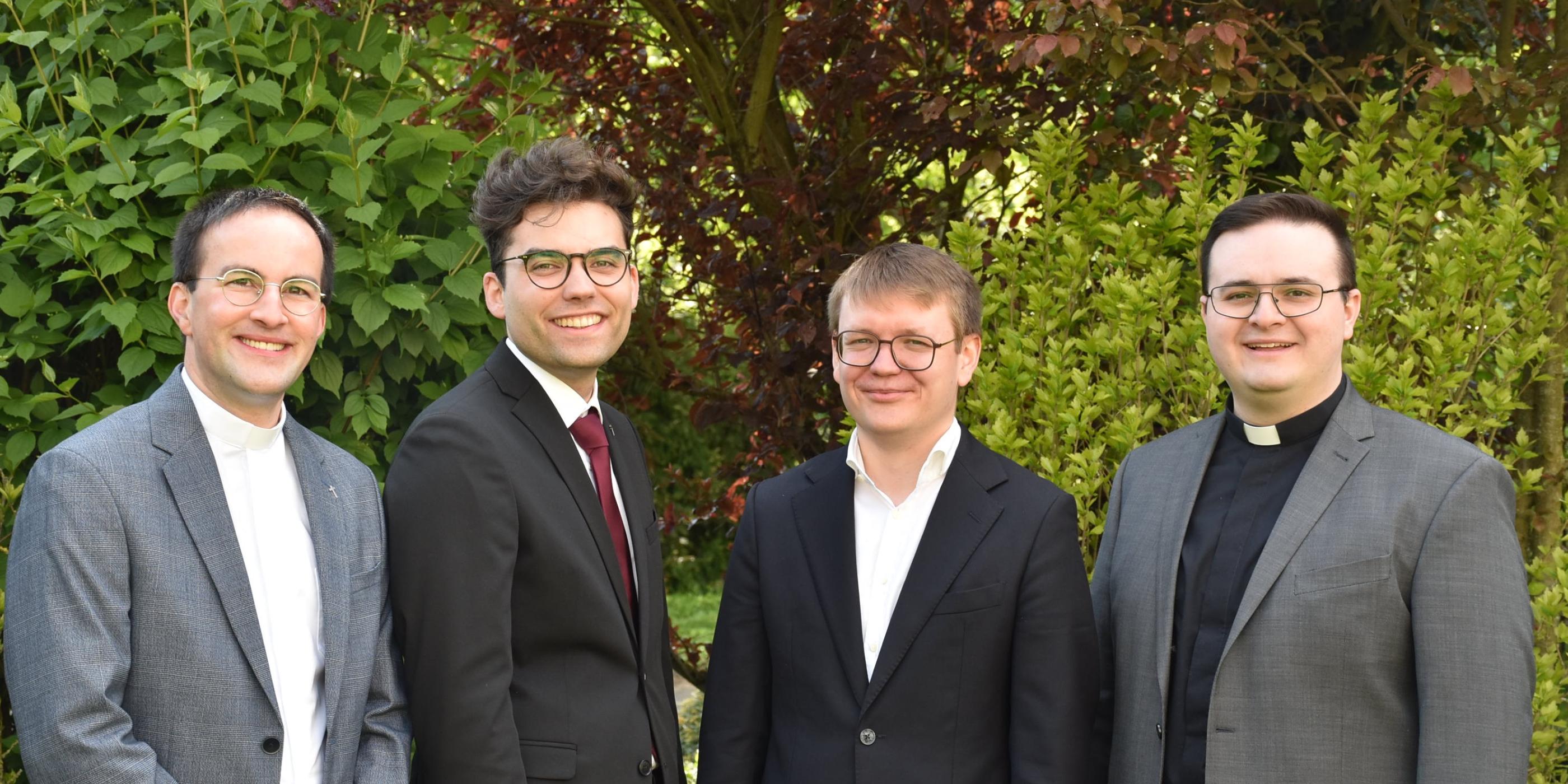 Jens Bauer, Christian Jager, Pascal Nicolas Klose (Priesterweihe am 1. Oktober in Rom) und Adrian Sasmaz (vlnr.) (c) Sarah Schött/Paulinus Wochenzeitung Jens Bauer, Christian Jager, Pascal Nicolas Klose (Priesterweihe am 1. Oktober in Rom) und Adrian Sasmaz (vlnr.)