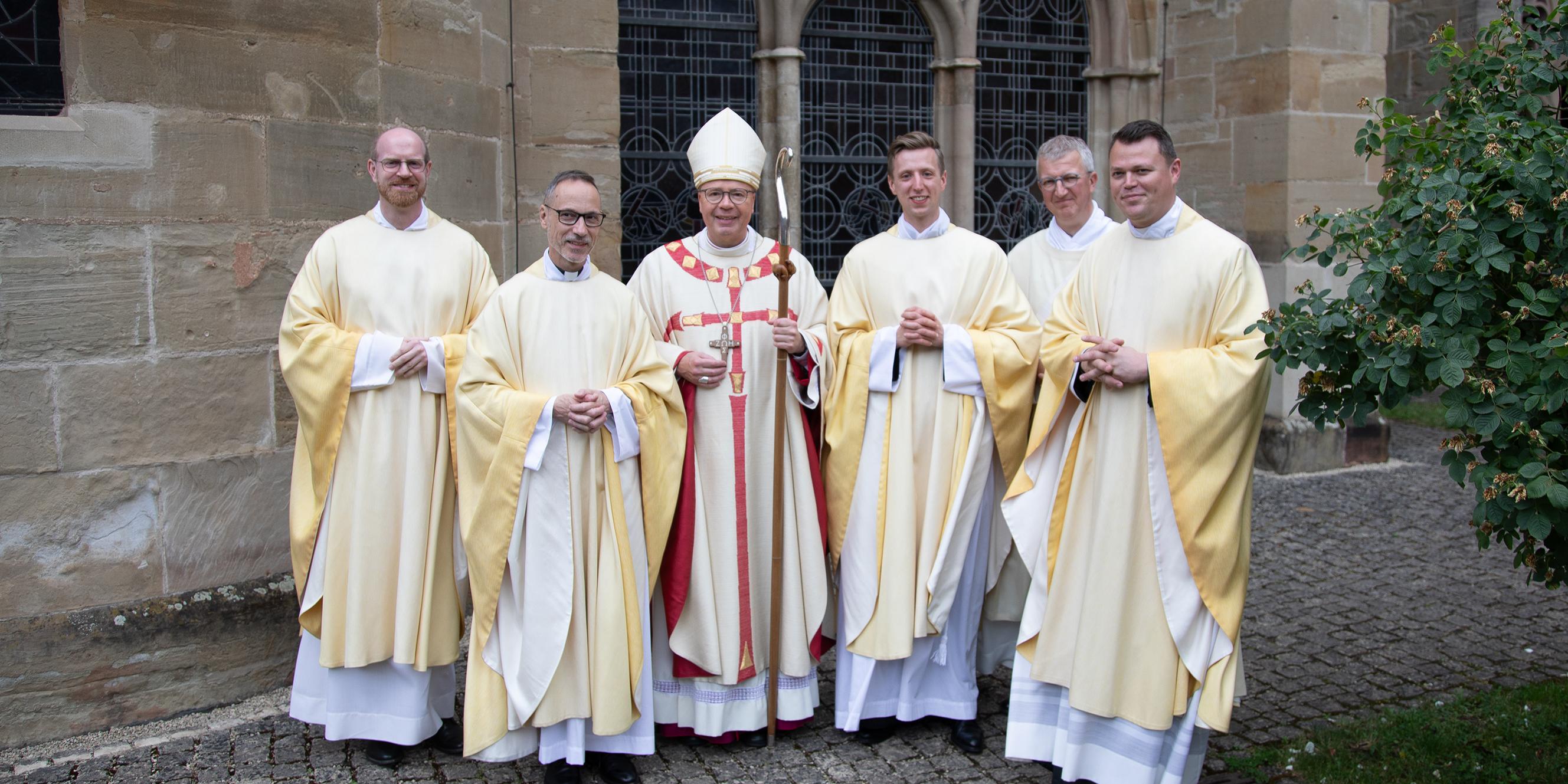 Spiritual Jan Lehmann, Neupriester Heinz-Peter Wilbertz, Bischof Stephan Ackermann, Neupriester Antonio Jagodin, Diakon Axel Berger und Regens Tim Sturm (c) Helmut Thewalt Spiritual Jan Lehmann, Neupriester Heinz-Peter Wilbertz, Bischof Stephan Ackermann, Neupriester Antonio Jagodin, Diakon Axel Berger und Regens Tim Sturm