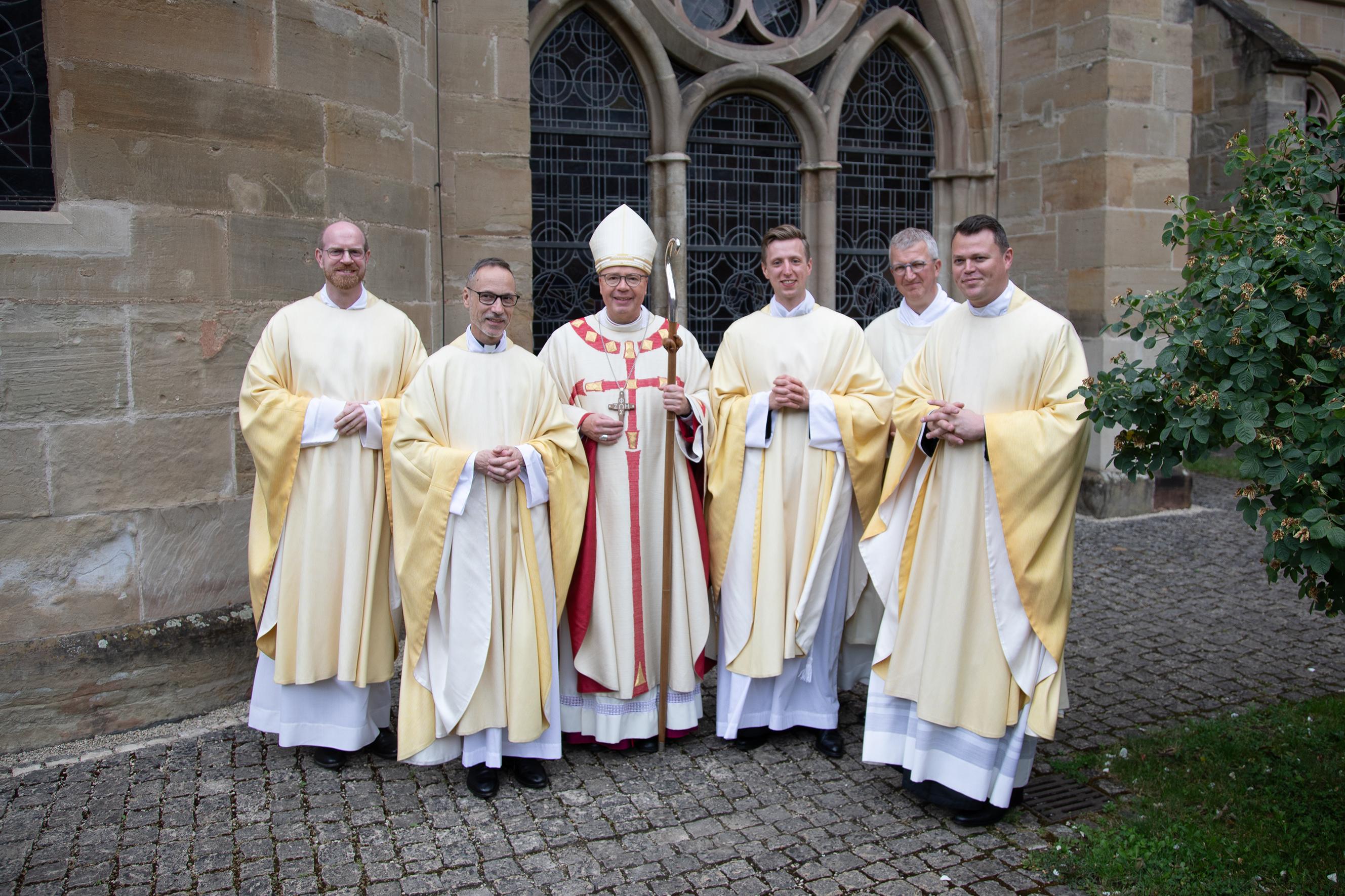 Spiritual Jan Lehmann, Neupriester Heinz-Peter Wilbertz, Bischof Stephan Ackermann, Neupriester Antonio Jagodin, Diakon Axel Berger und Regens Tim Sturm
