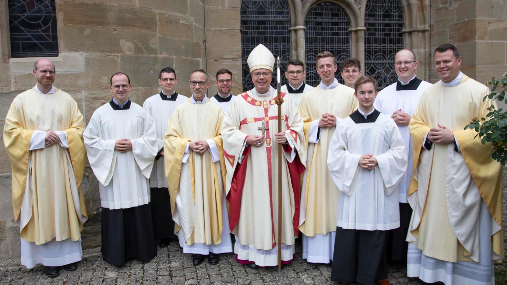 Kommunität des Bischöflichen Priesterseminars Trier bei der Priesterweihe von Antonio Jagodin und Heinz-Peter Wilbertz am 7. Juni 2025 (c) Helmut Thewalt Kommunität des Bischöflichen Priesterseminars Trier bei der Priesterweihe von Antonio Jagodin und Heinz-Peter Wilbertz am 7. Juni 2025