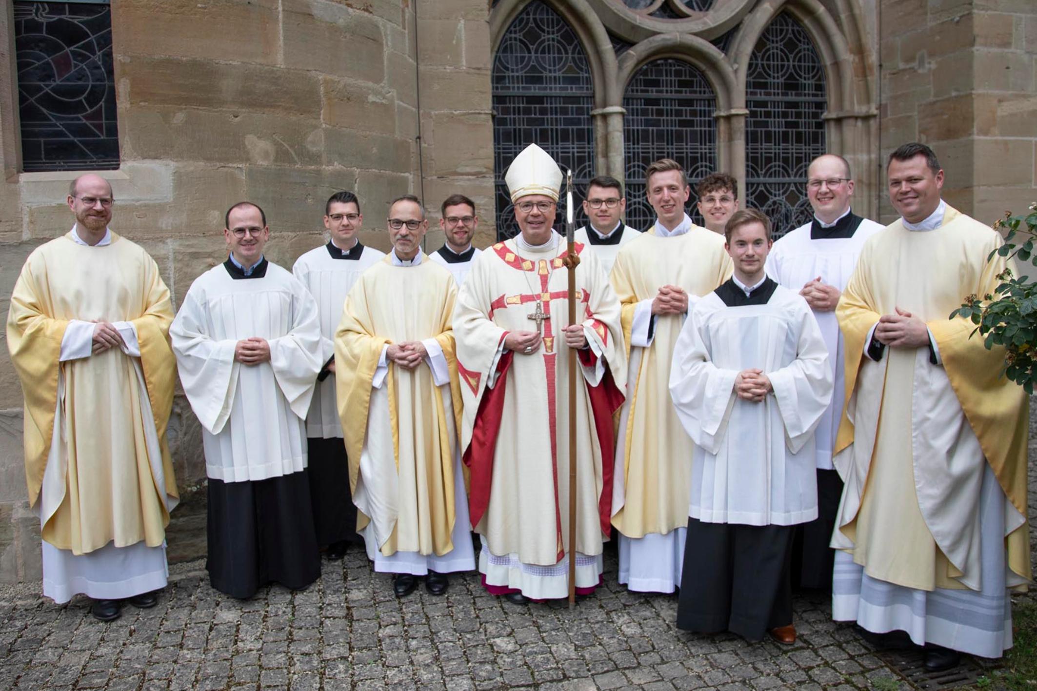 Kommunität des Bischöflichen Priesterseminars Trier bei der Priesterweihe von Antonio Jagodin und Heinz-Peter Wilbertz am 7. Juni 2025 (c) Helmut Thewalt Kommunität des Bischöflichen Priesterseminars Trier bei der Priesterweihe von Antonio Jagodin und Heinz-Peter Wilbertz am 7. Juni 2025
