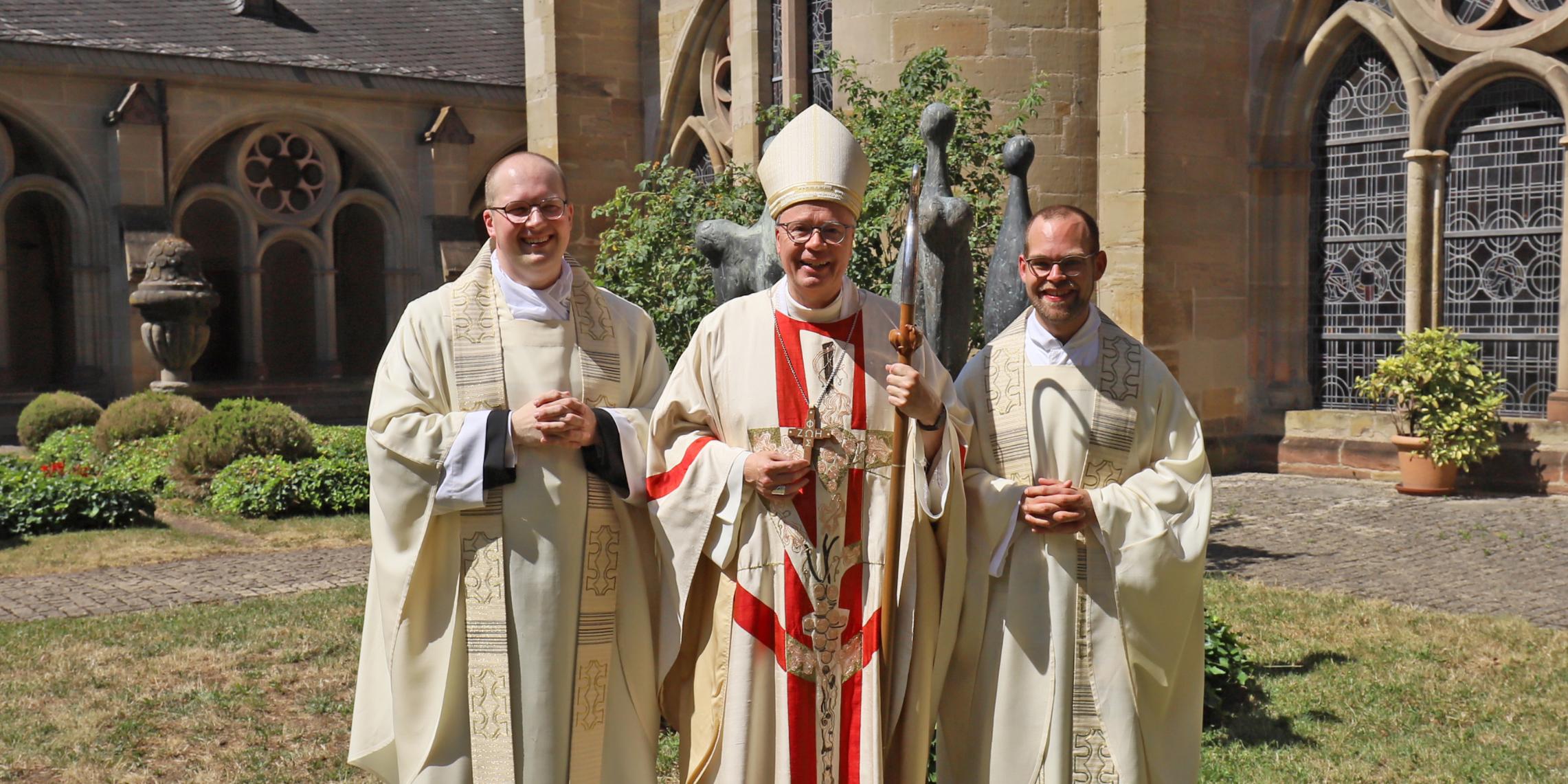 Die beiden Neupriester Heiko Rainer Gaub (links) und Mathias Kremer (rechts) zusammen mit Bischof Dr. Stephan Ackermann (c) Inge Hülpes/Bistum Trier Die beiden Neupriester Heiko Rainer Gaub (links) und Mathias Kremer (rechts) zusammen mit Bischof Dr. Stephan Ackermann