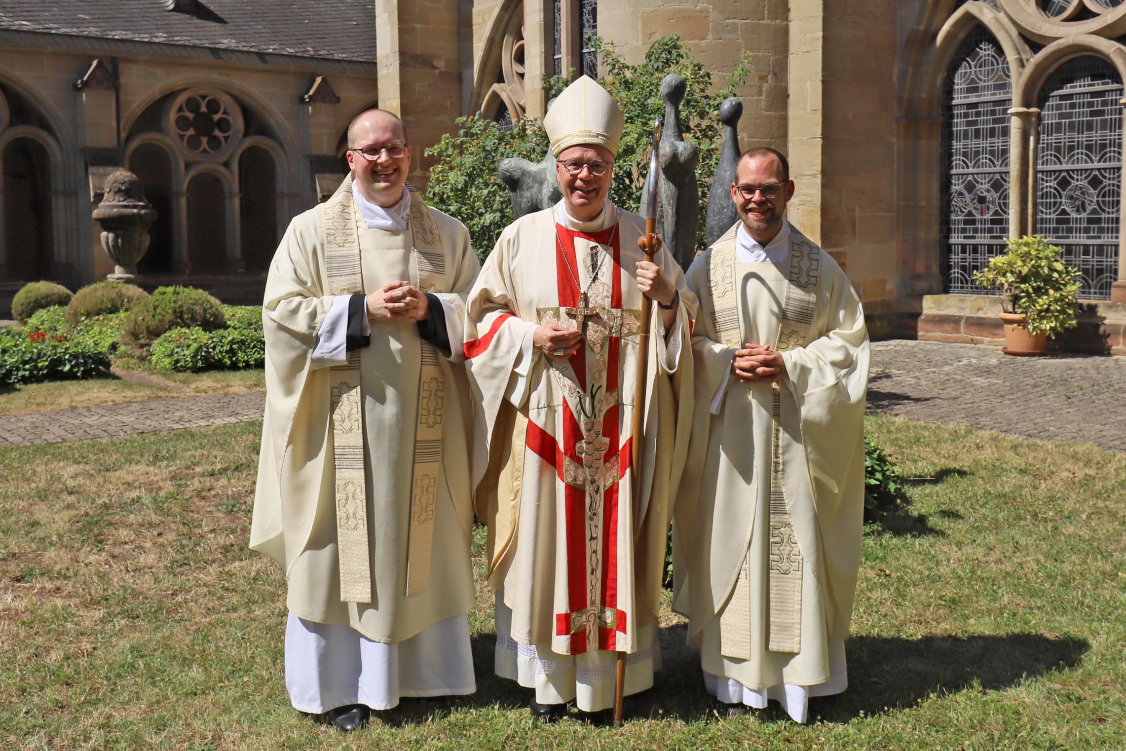 Die beiden Neupriester Heiko Reiner Gaub (links) und Mathias Kremer (rechts) zusammen mit Bischof Dr. Stephan Ackermann