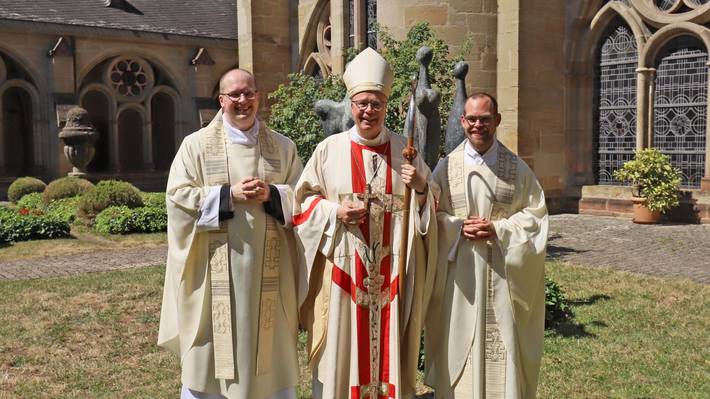 Die beiden Neupriester Heiko Rainer Gaub (links) und Mathias Kremer (rechts) zusammen mit Bischof Dr. Stephan Ackermann
