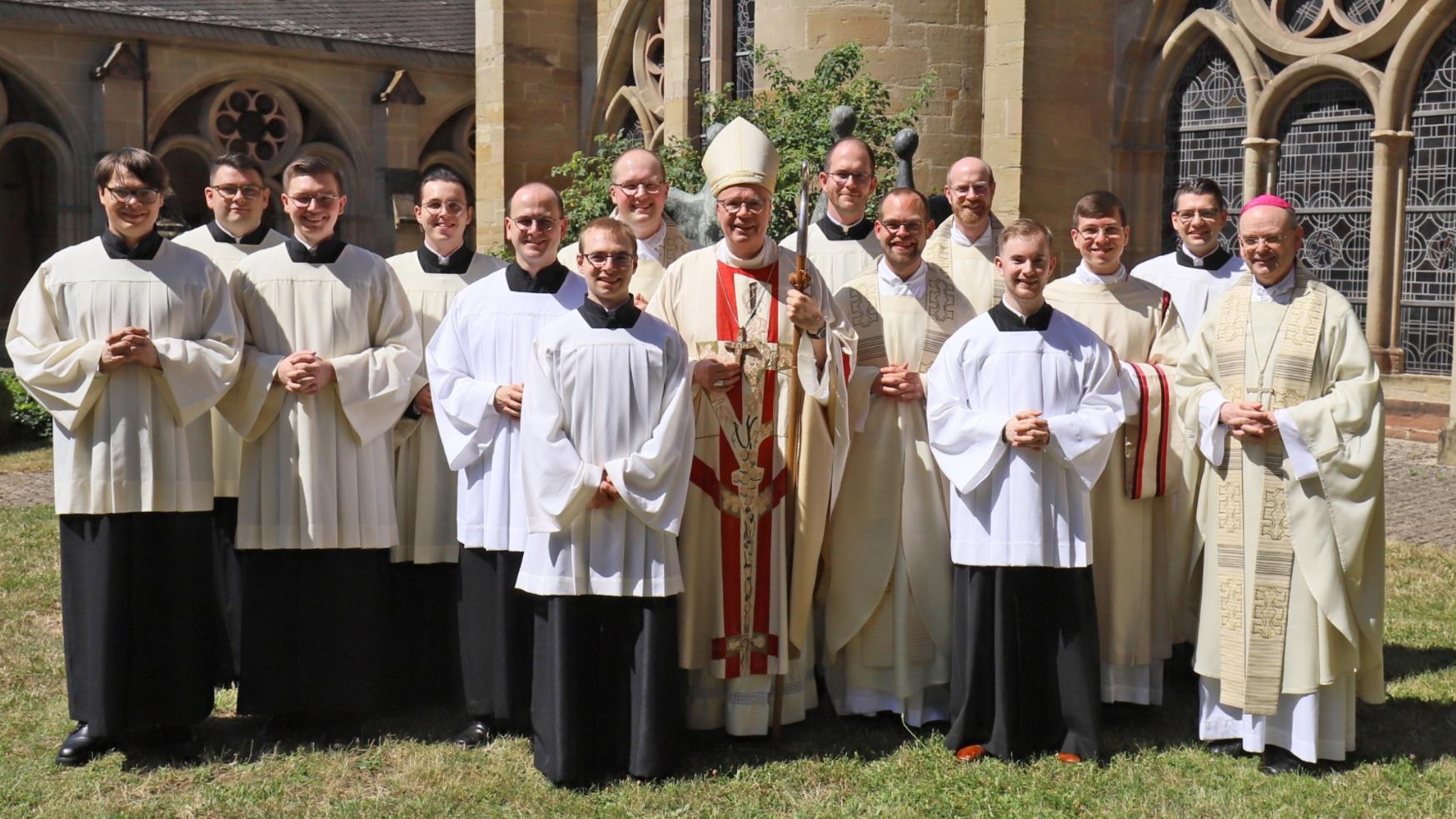 Die Kommunität des Bischöflichen Priesterseminars Trier bei der Priesterweihe von Heiko Reiner Gaub und Mathias Kremer am 4. Juli 2026 (c) Inge Hülpes/Bistum Trier Die Kommunität des Bischöflichen Priesterseminars Trier bei der Priesterweihe von Heiko Reiner Gaub und Mathias Kremer am 4. Juli 2026