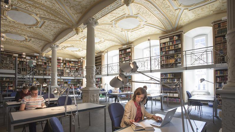 Lesesaal der Bibliothek des Bischöflichen Priesterseminars Trier