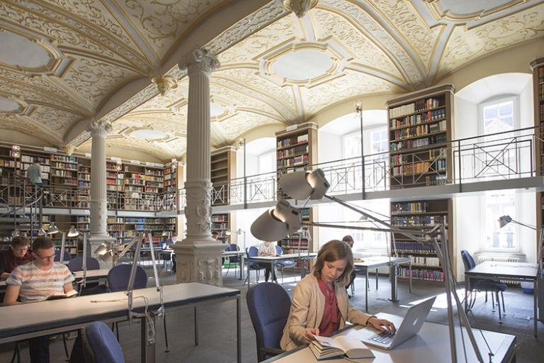 Lesesaal der Bibliothek des Bischöflichen Priesterseminars Trier