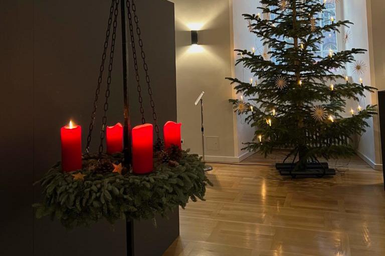 Speisesaal mit Adventskranz und Tannenbaum