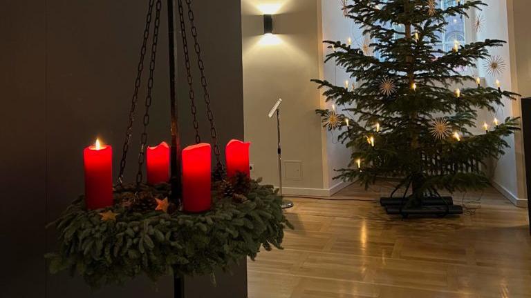 Speisesaal mit Adventskranz und Tannenbaum