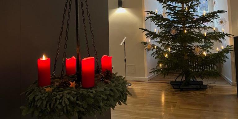 Speisesaal mit Adventskranz und Tannenbaum (c) Bischöfliches Priesterseminar Trier Speisesaal mit Adventskranz und Tannenbaum