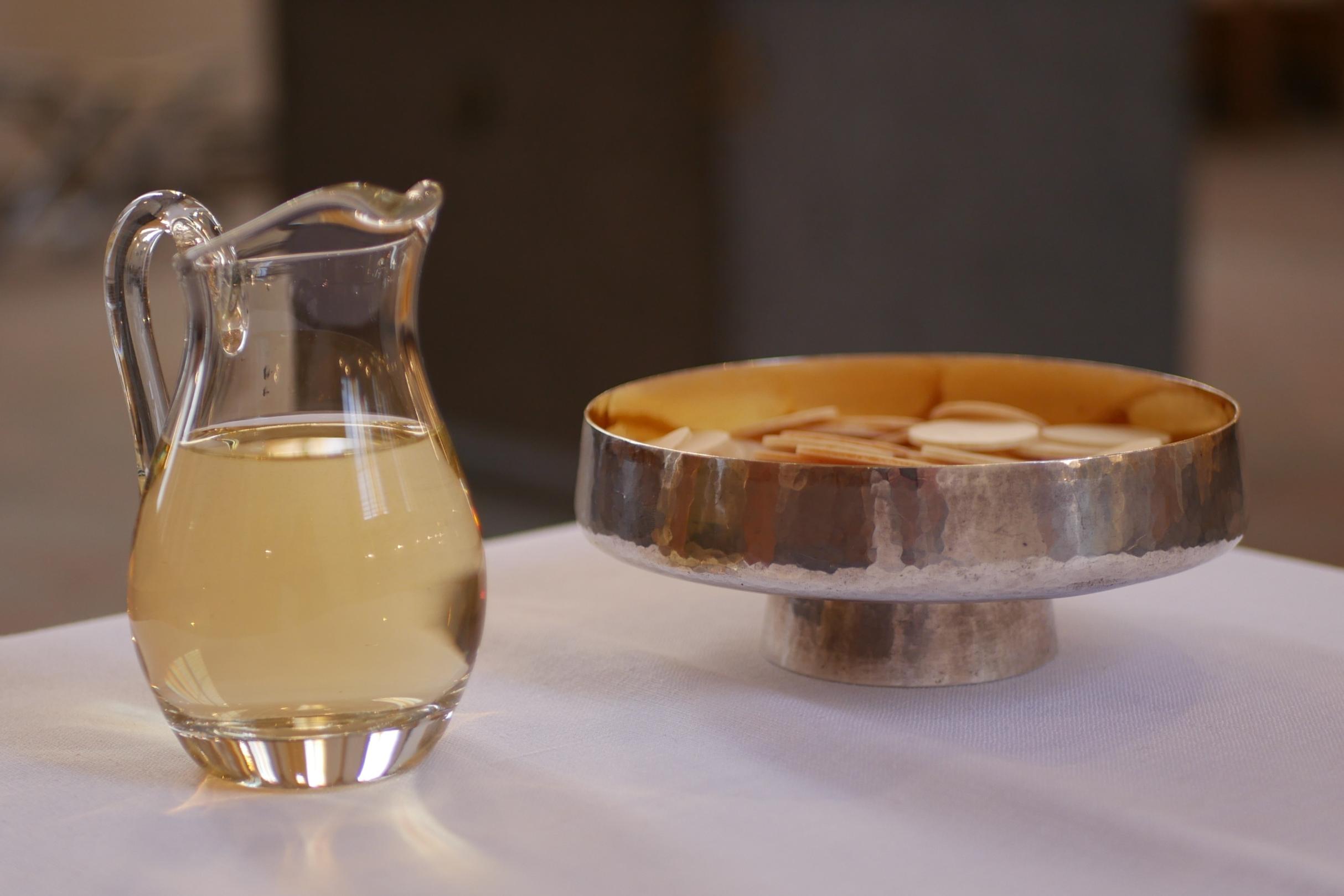 Wein und Hostienschale