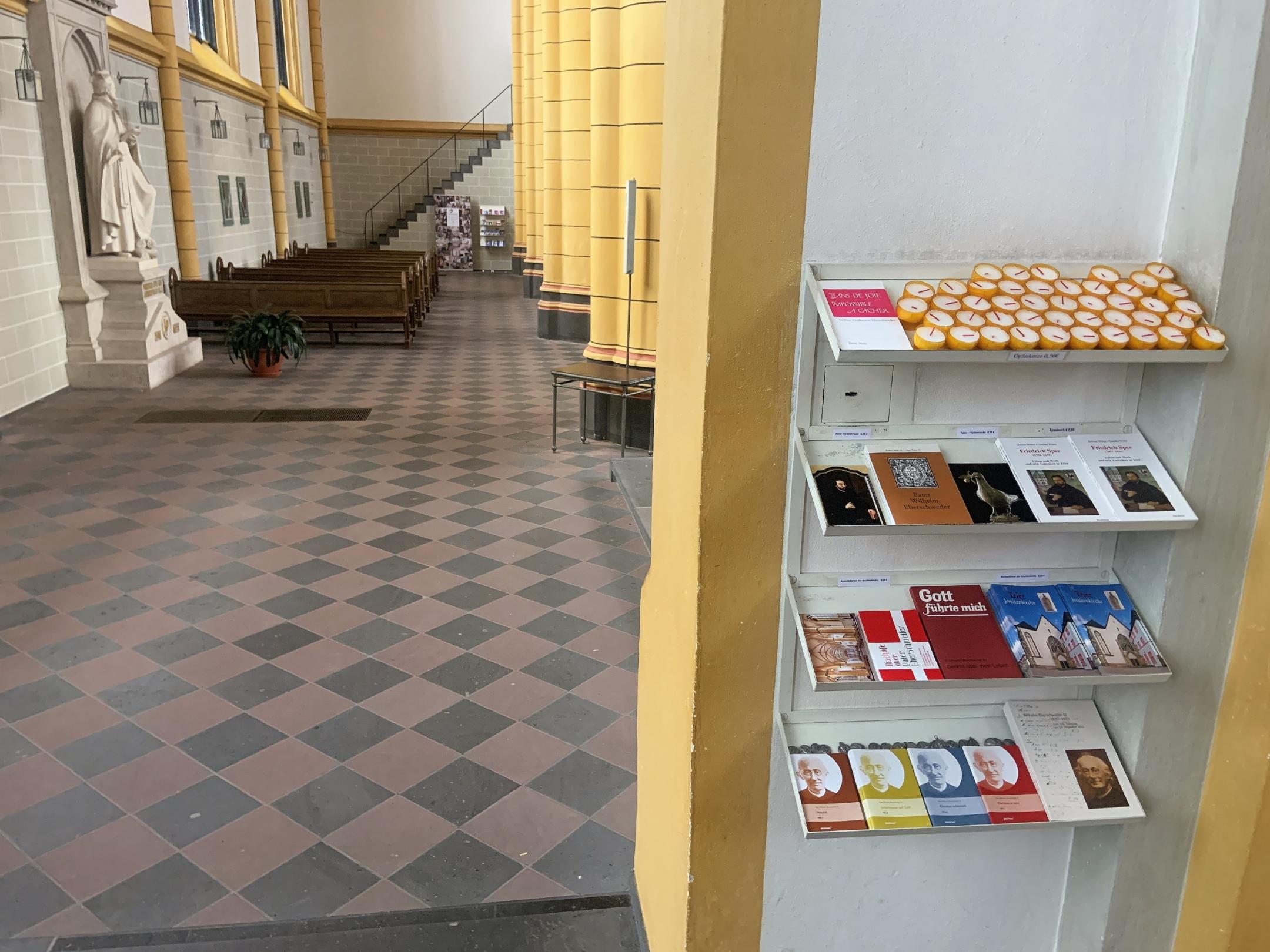 Schriftenstand beim Grab von Pater Eberschweiler