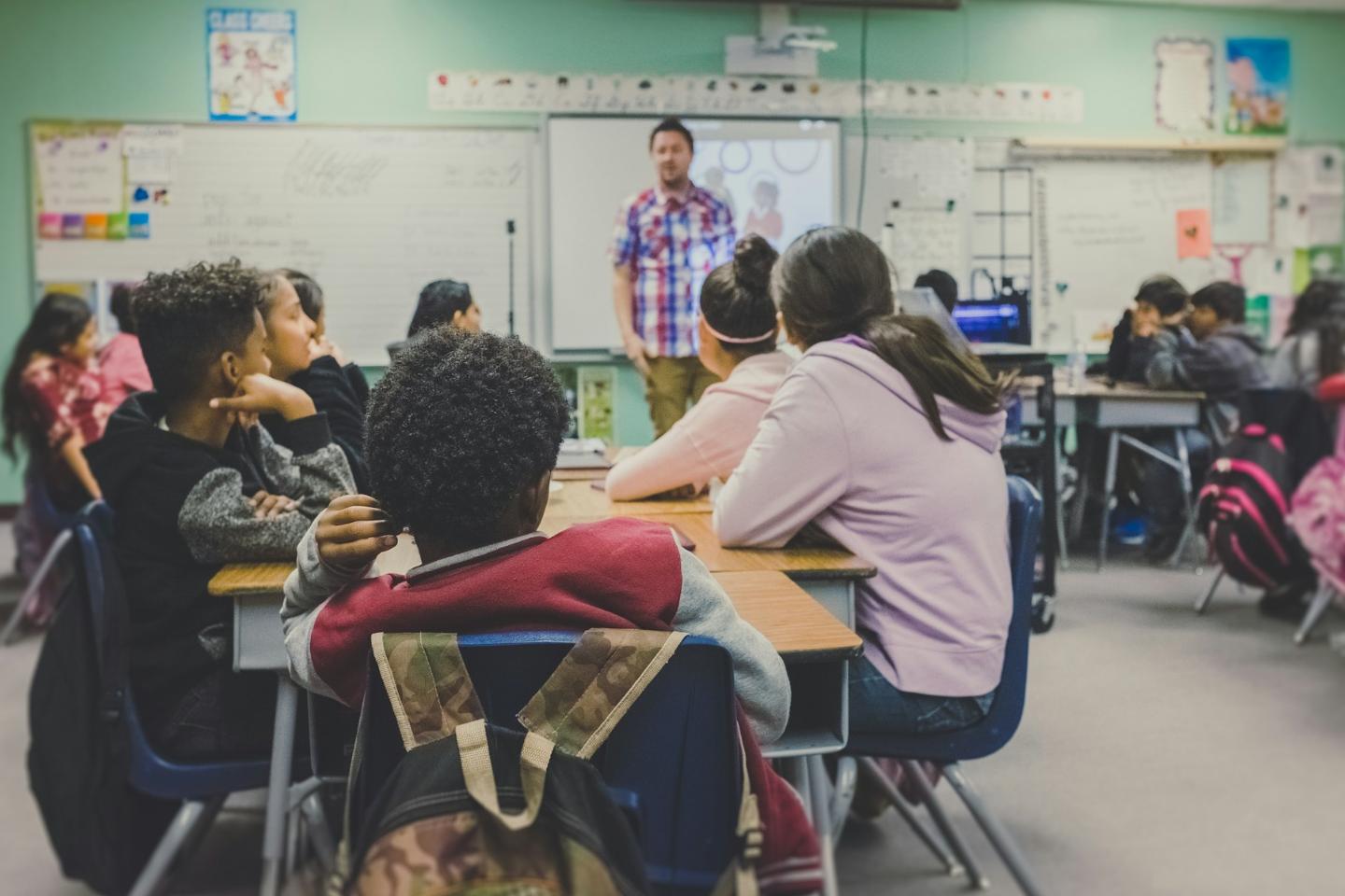 Ein Lehrer unterrichtet eine Schulklasse.