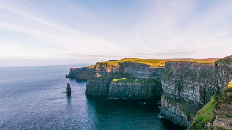 Klippen über Wasser in Irland.
