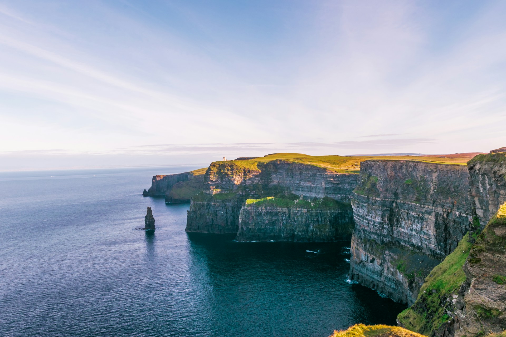 Klippen über Wasser in Irland.