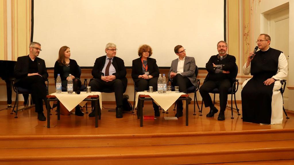 Priester und Buchautor Thomas Frings, Theologiestudentin Carolin Müller, Ehepaar Prof. Dr. Ludger Müller und Dr. Petra Ritter-Müller, Priesteramtskandidat Patric Schützeichel, Pater Herbert Rieger, Professor Pater Karl Wallner (vlnr.)