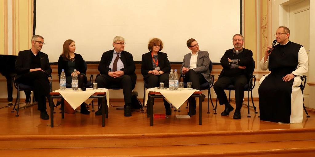 Priester und Buchautor Thomas Frings, Theologiestudentin Carolin Müller, Ehepaar Prof. Dr. Ludger Müller und Dr. Petra Ritter-Müller, Priesteramtskandidat Patric Schützeichel, Pater Herbert Rieger, Professor Pater Karl Wallner (vlnr.) (c) Bistum Trier Priester und Buchautor Thomas Frings, Theologiestudentin Carolin Müller, Ehepaar Prof. Dr. Ludger Müller und Dr. Petra Ritter-Müller, Priesteramtskandidat Patric Schützeichel, Pater Herbert Rieger, Professor Pater Karl Wallner (vlnr.)