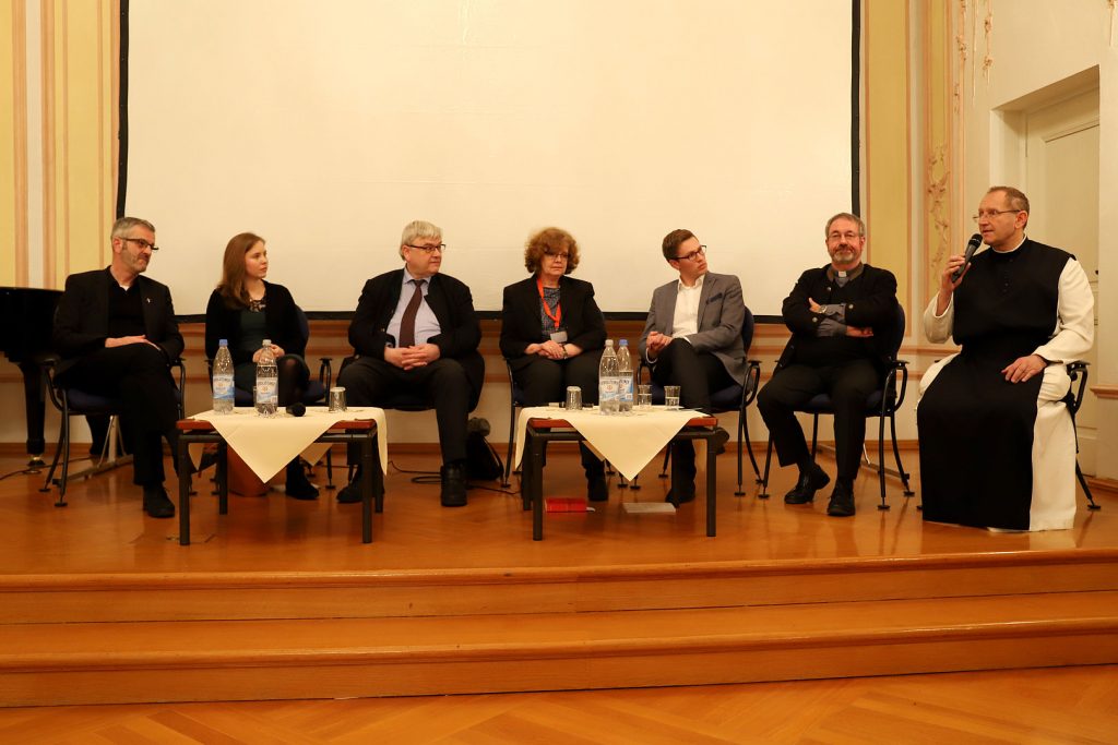 Priester und Buchautor Thomas Frings, Theologiestudentin Carolin Müller, Ehepaar Prof. Dr. Ludger Müller und Dr. Petra Ritter-Müller, Priesteramtskandidat Patric Schützeichel, Pater Herbert Rieger, Professor Pater Karl Wallner (vlnr.)