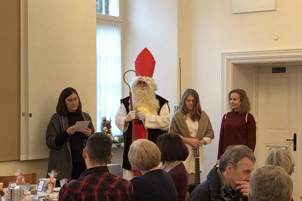 Der Nikolaus mit seinen Engeln