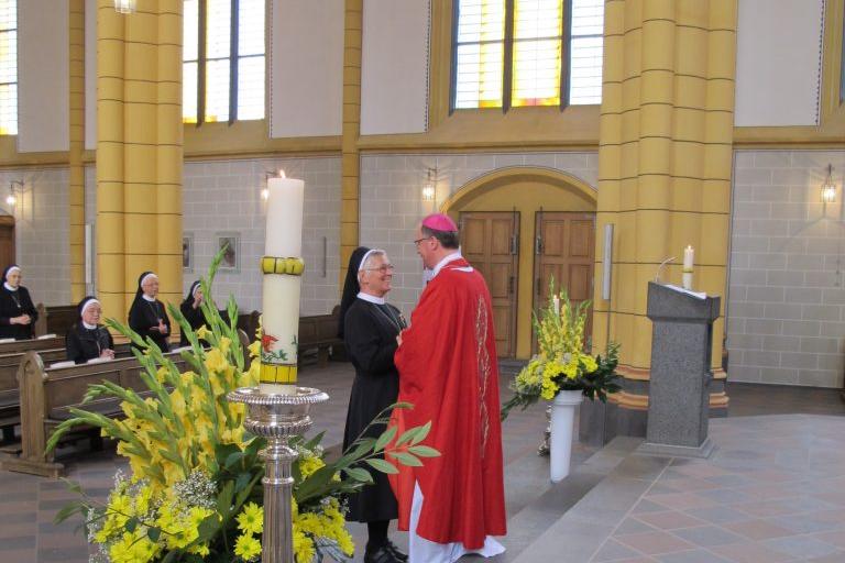 Schwester Gertrudis und Bischof Dr. Stephan Ackermann