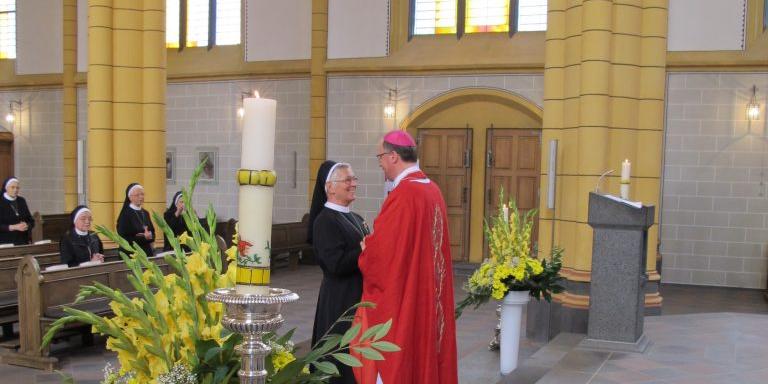 Schwester Gertrudis und Bischof Dr. Stephan Ackermann (c) Bischöfliches Priesterseminar Trier Schwester Gertrudis und Bischof Dr. Stephan Ackermann