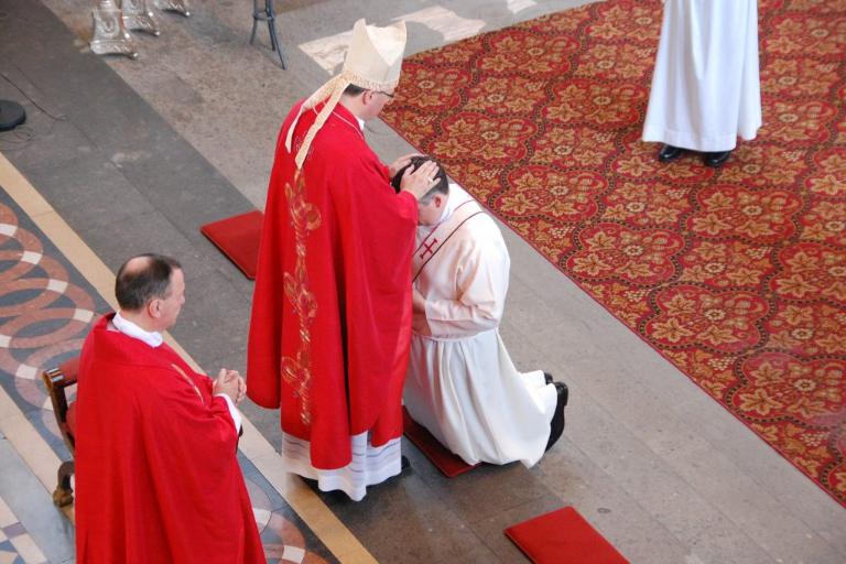 Symbolbild: Priesterweihe