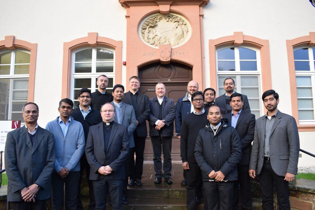Gruppenfoto Weiterbildungskurs für Priester aus der Weltkirche und muttersprachlicher Gemeinden
