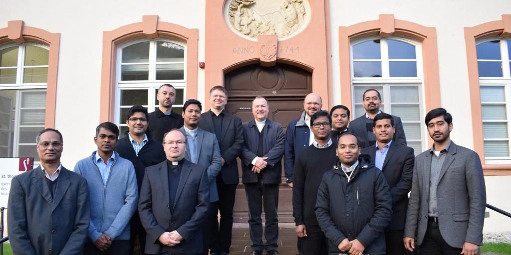 Gruppenfoto Weiterbildungskurs für Priester aus der Weltkirche und muttersprachlicher Gemeinden (c) Bistum Trier Gruppenfoto Weiterbildungskurs für Priester aus der Weltkirche und muttersprachlicher Gemeinden