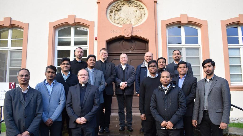 Gruppenfoto Weiterbildungskurs für Priester aus der Weltkirche und muttersprachlicher Gemeinden